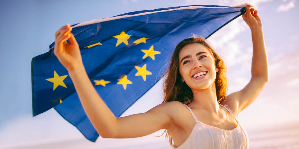 Kvinna med EU-flagga.jpg