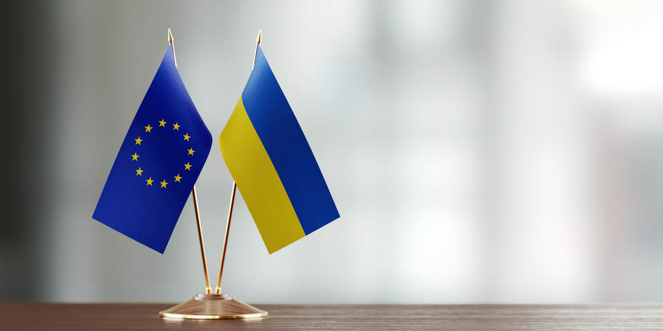 eus och ukrainas flaggor